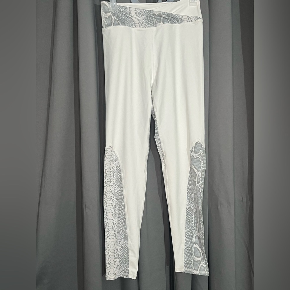 White and slight gray snake print. Never worn them. It’s a large.